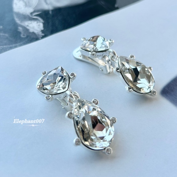 Oscar De La Renta Pendant Clip Earrings